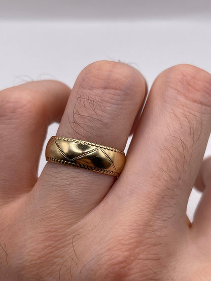 9ct gold patterned band
