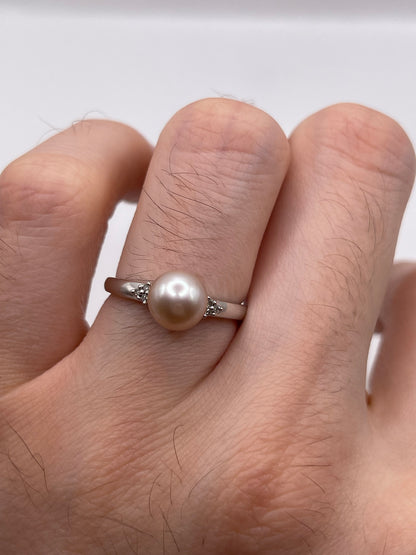 9ct white gold pearl and diamond ring
