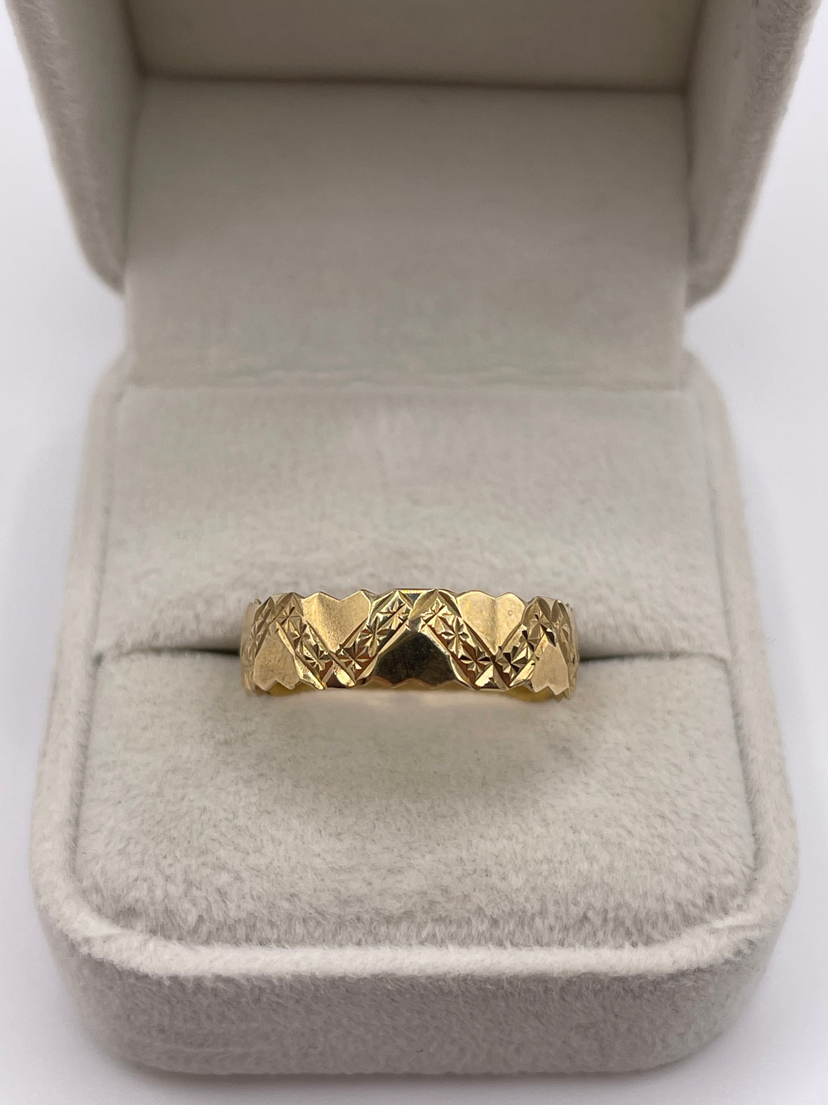 9ct gold patterned band