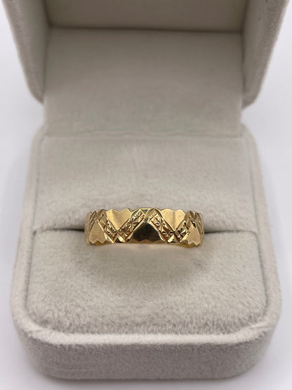 9ct gold patterned band