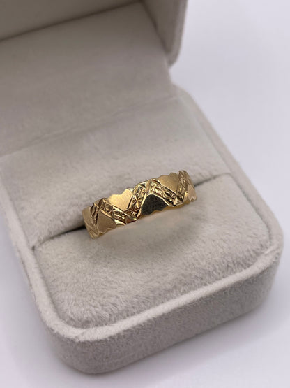 9ct gold patterned band