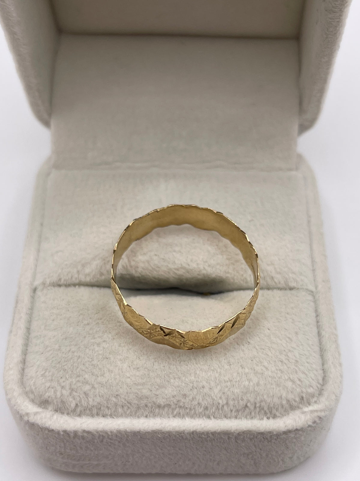 9ct gold patterned band