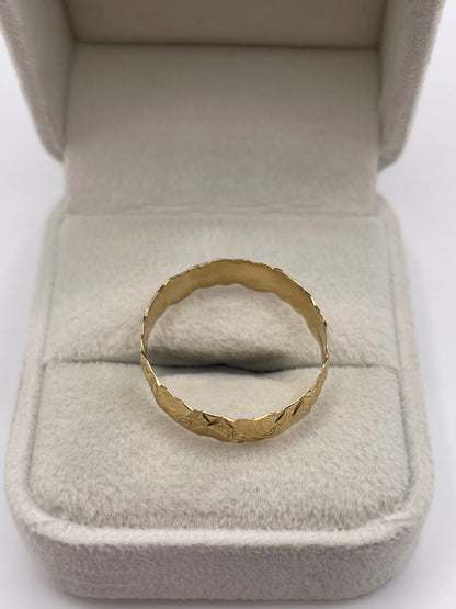 9ct gold patterned band