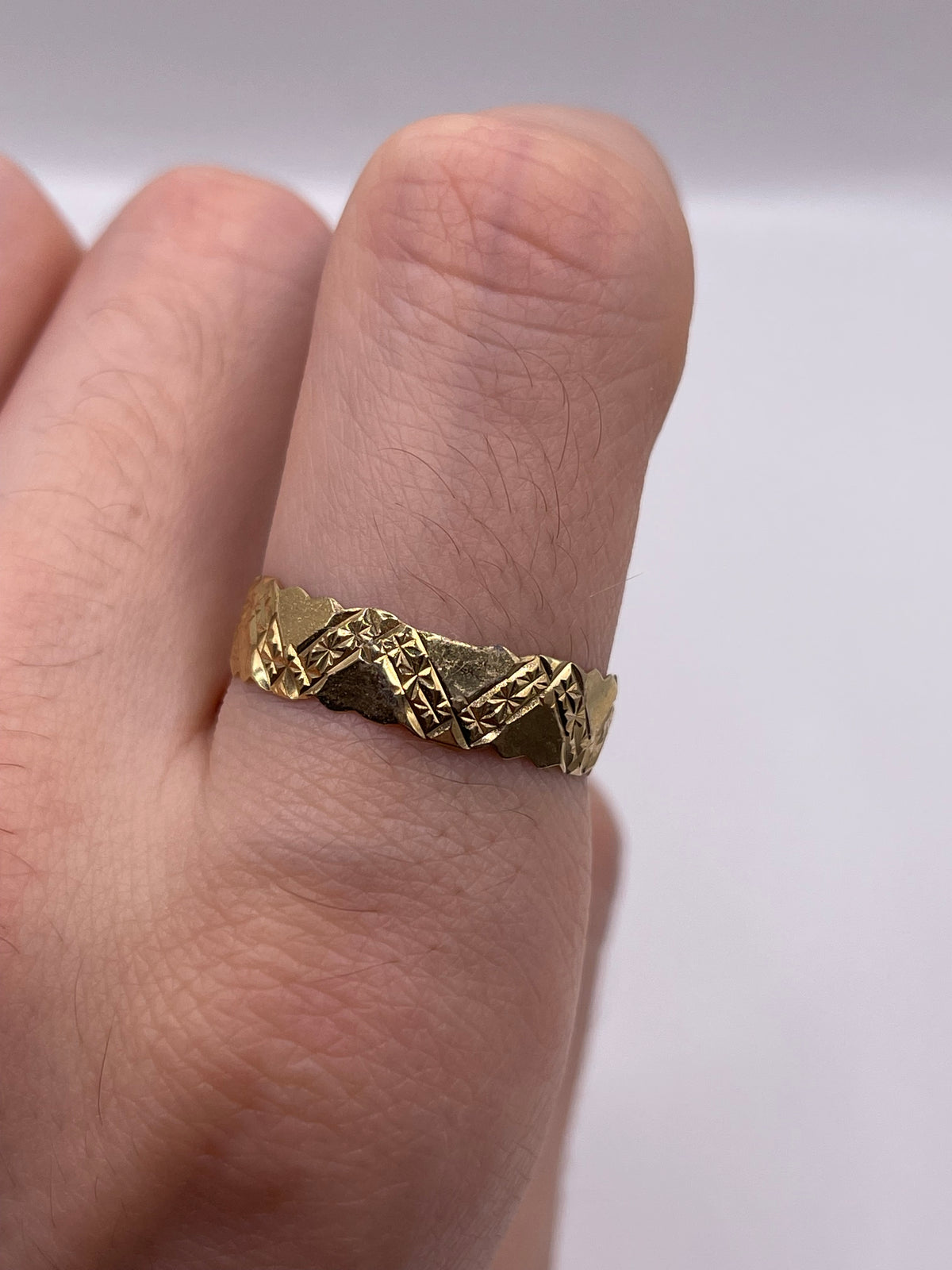 9ct gold patterned band