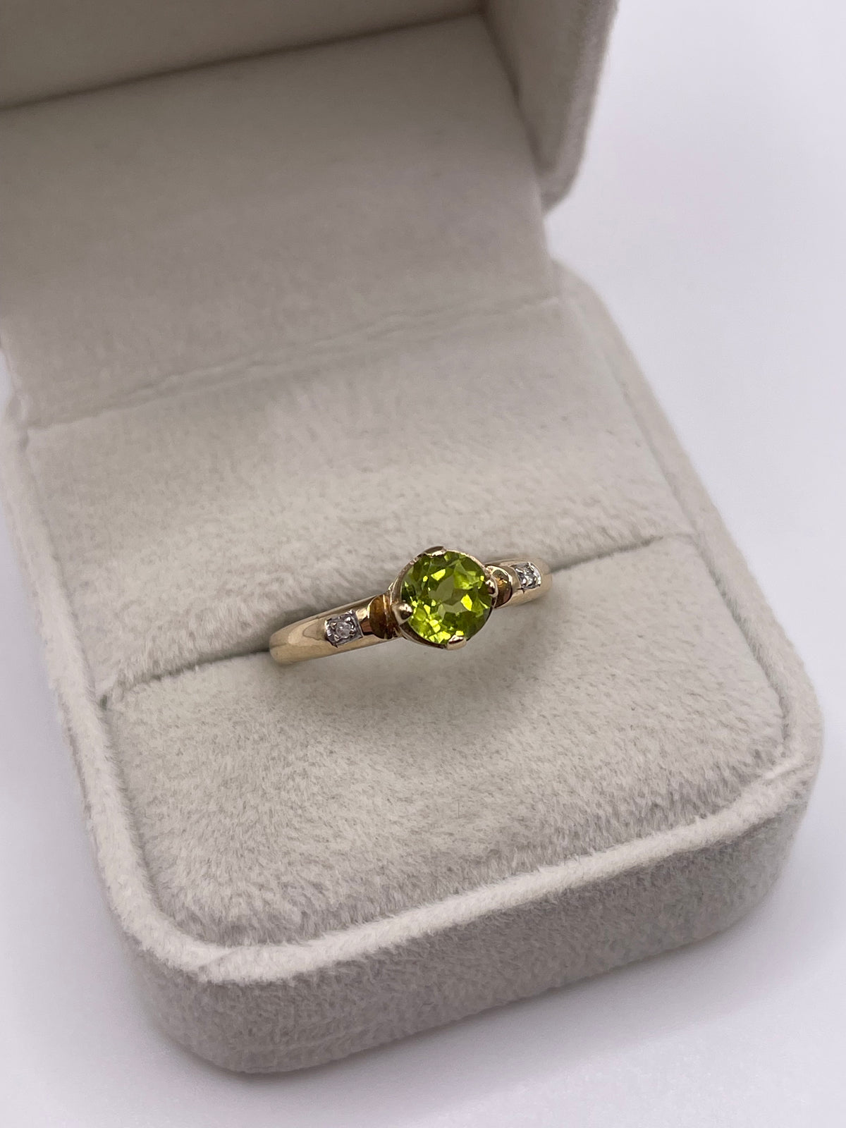 9ct gold peridot and diamond ring