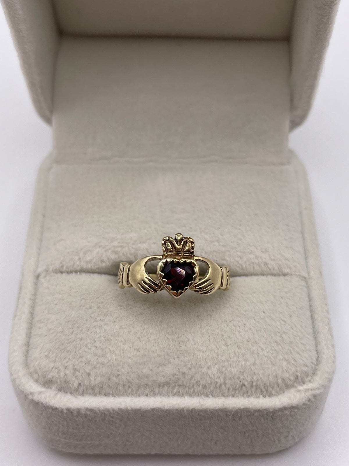 9ct gold garnet claddagh ring