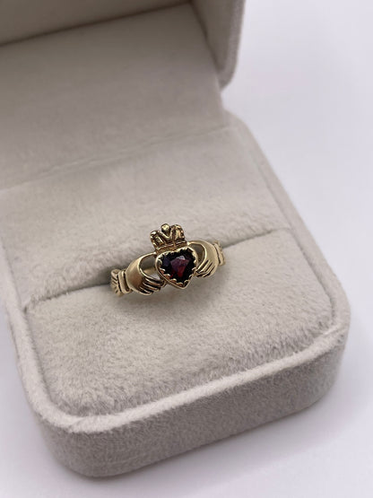 9ct gold garnet claddagh ring