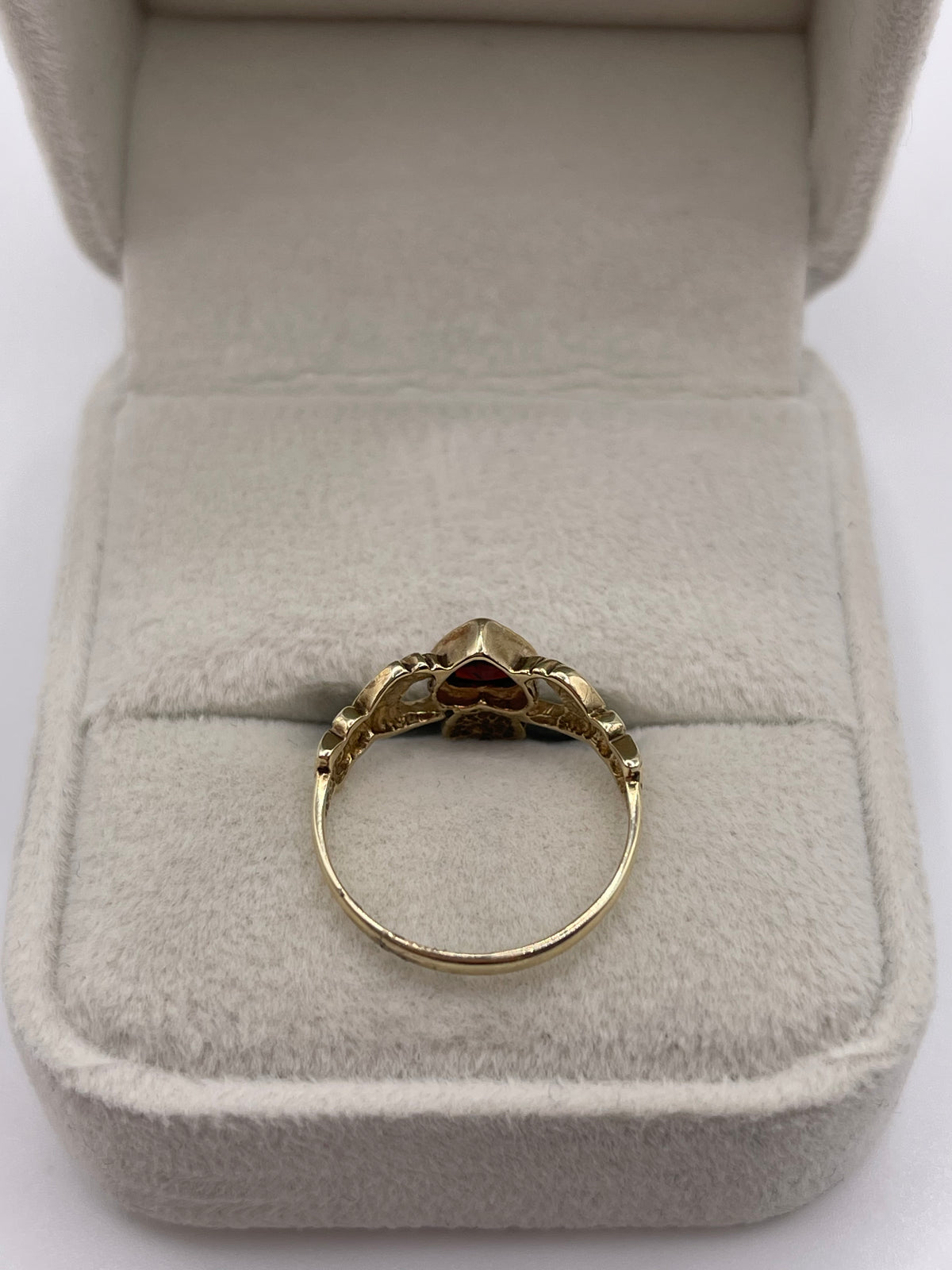 9ct gold garnet claddagh ring
