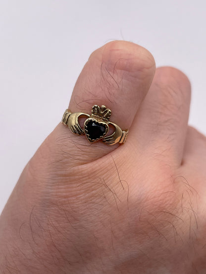 9ct gold garnet claddagh ring