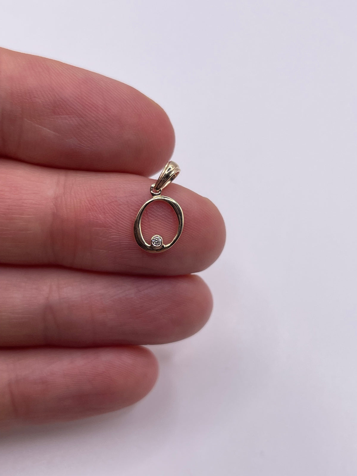 9ct gold diamond initial O pendant