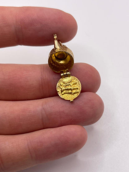 9ct gold kettle of fish charm
