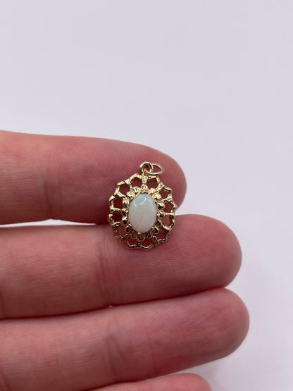 9ct gold opal pendant