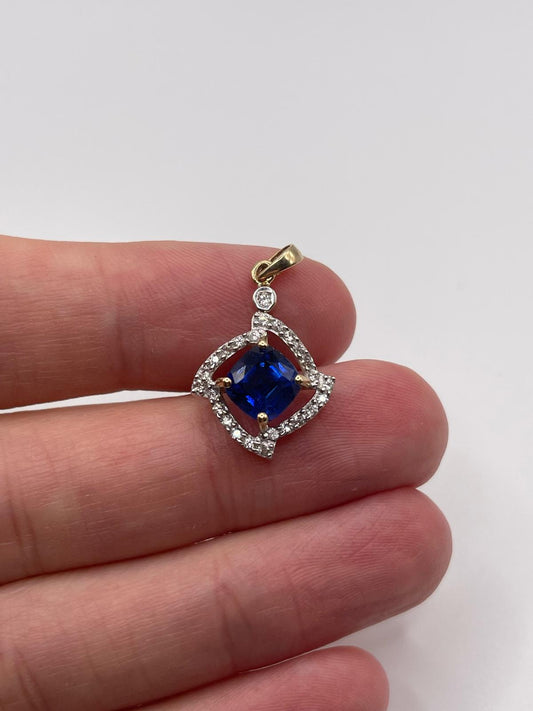 9ct gold Kyanite and zircon pendant