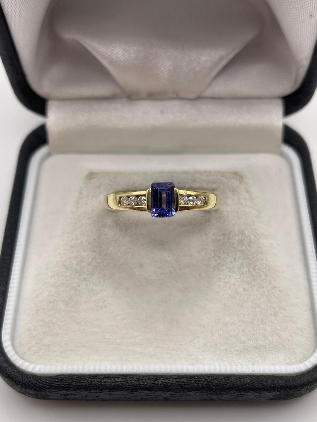 14ct gold tanzanite and diamond ring