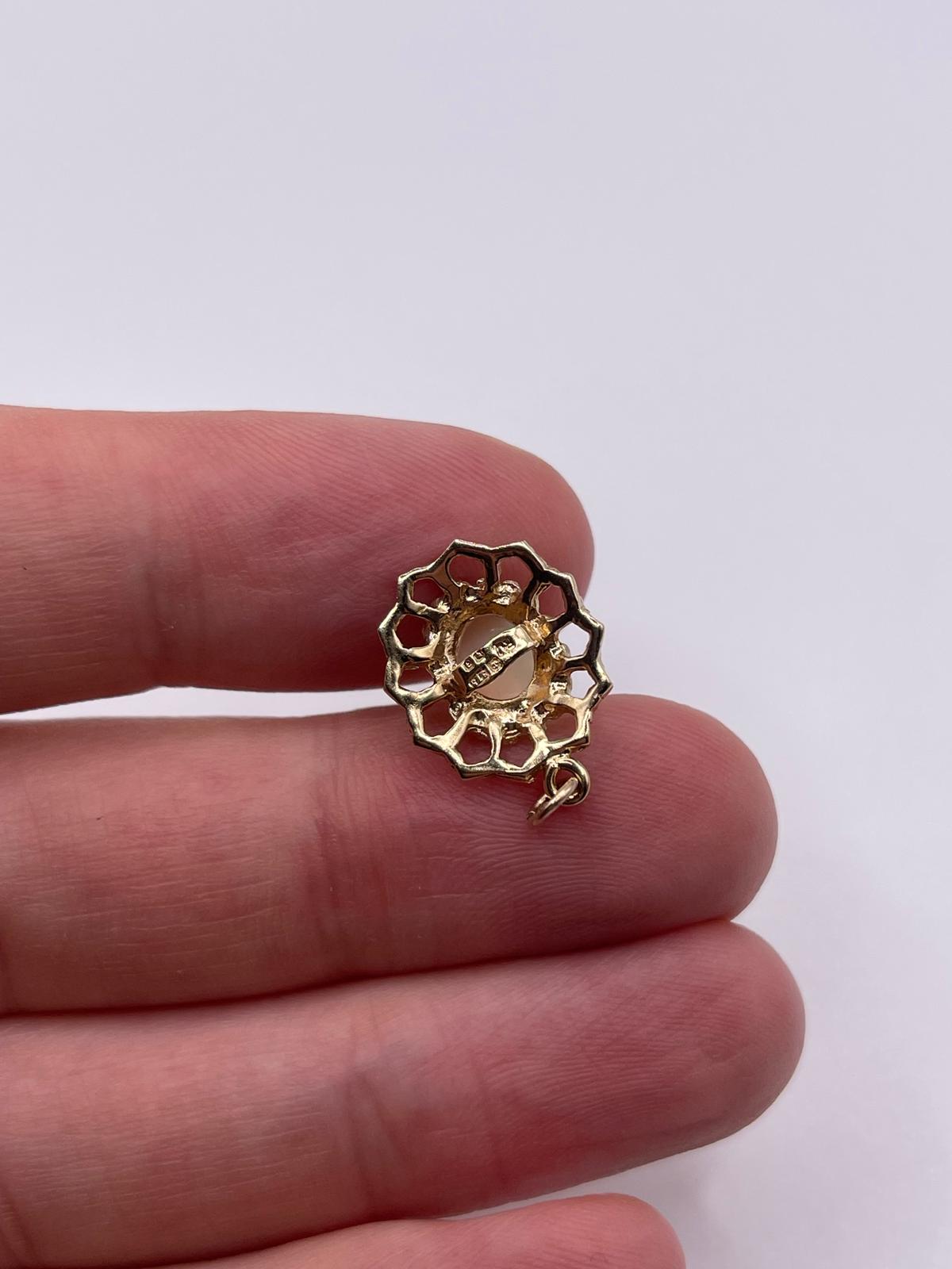 9ct gold opal pendant