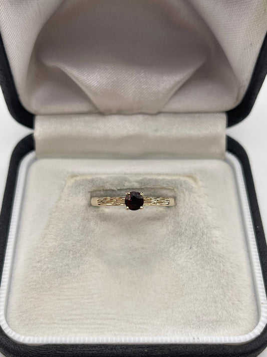 9ct gold garnet ring