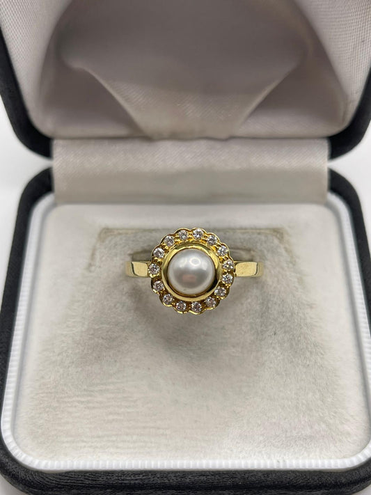 18ct gold pearl and diamond ring