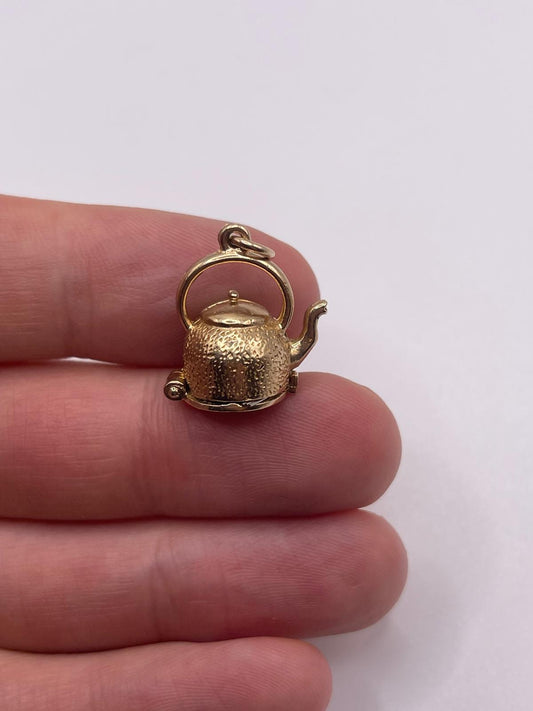 9ct gold kettle of fish charm