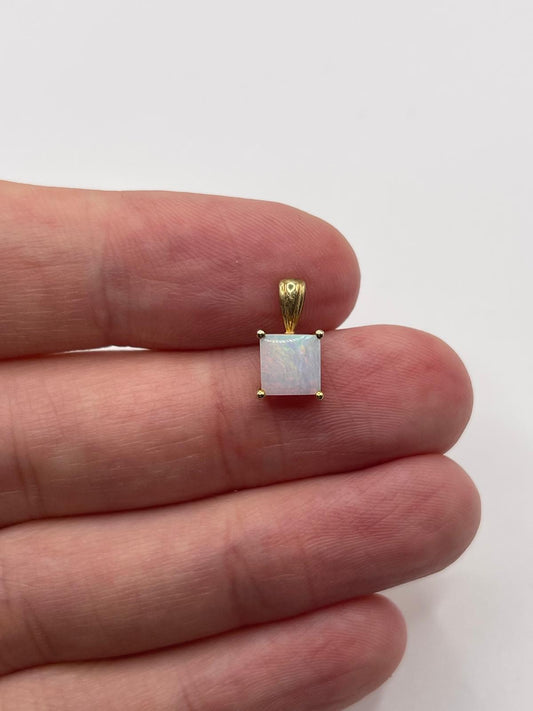9ct gold opal pendant