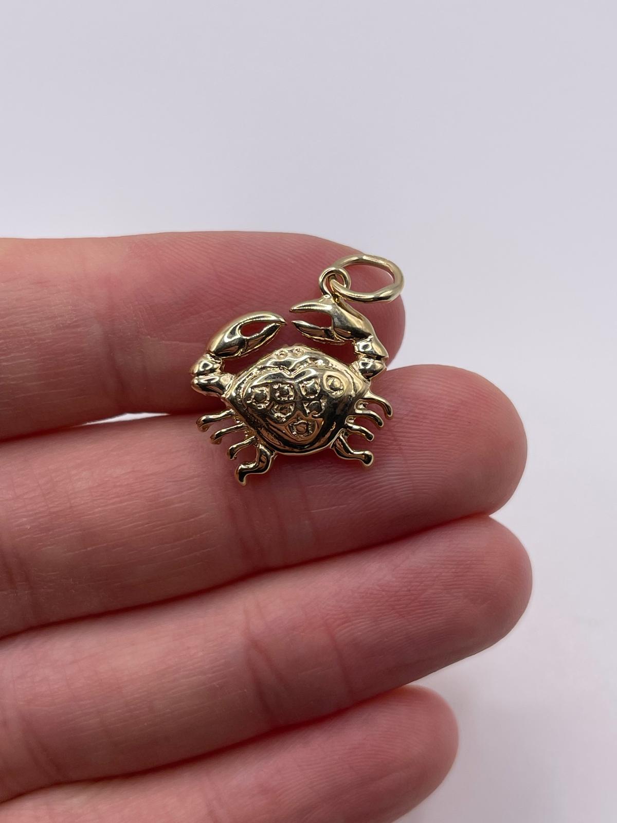 9ct gold crab pendant