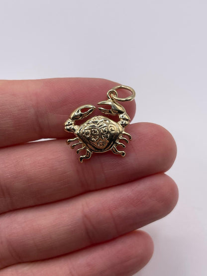 9ct gold crab pendant