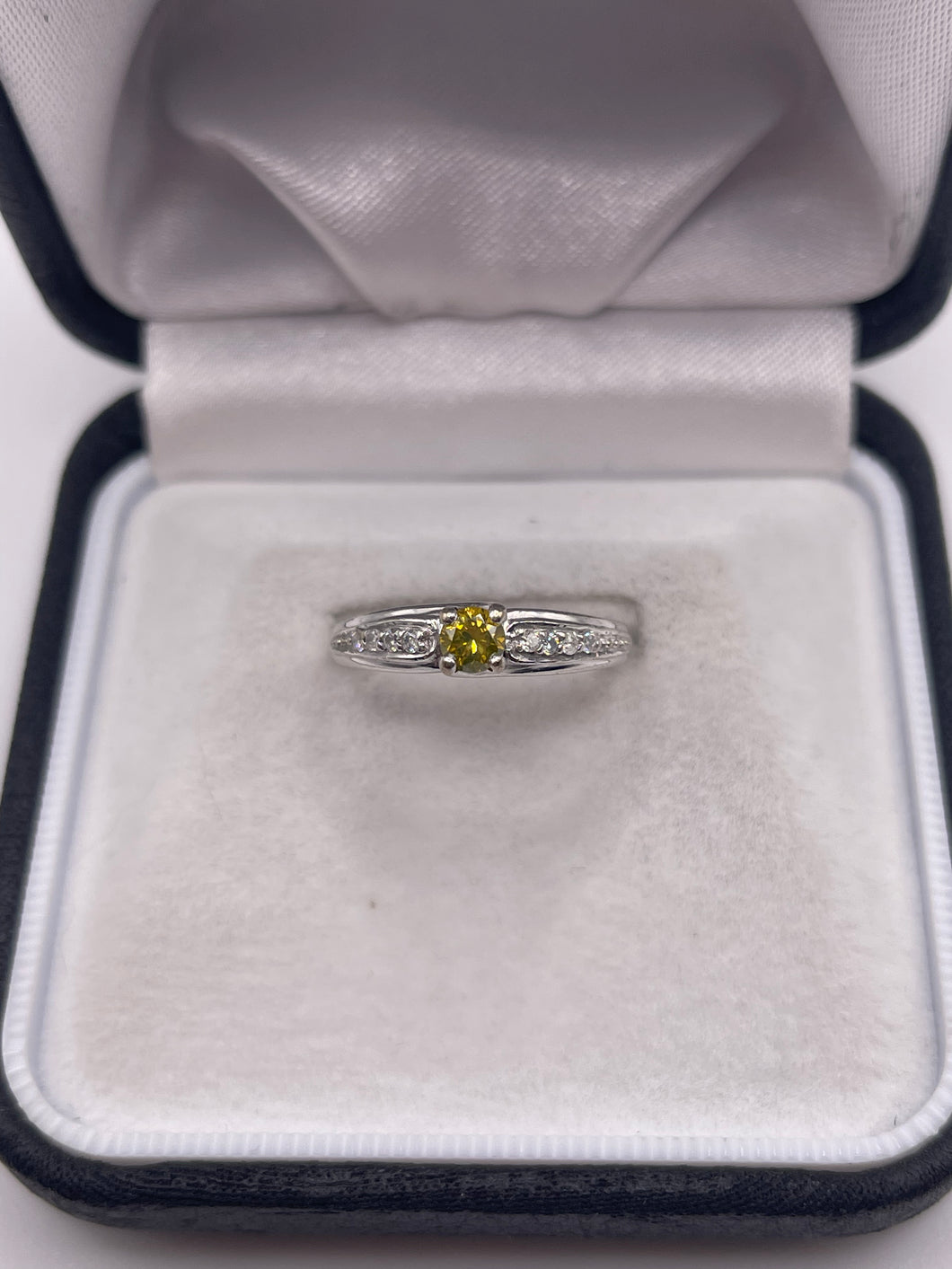 18ct gold diamond ring inc yellow diamond